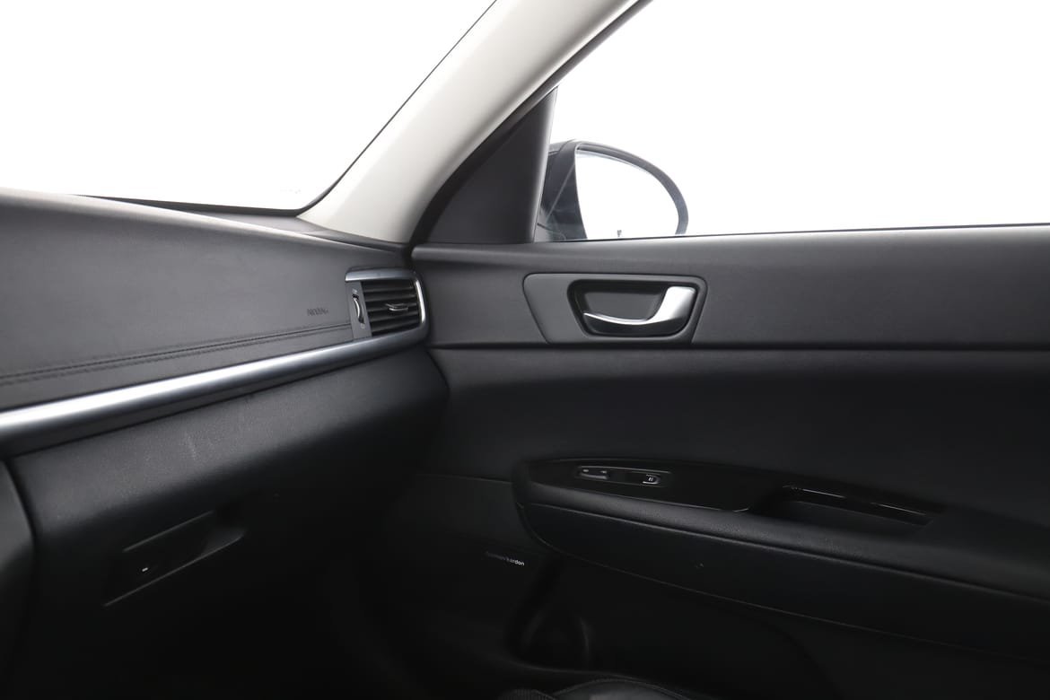 Vehicle Image 25