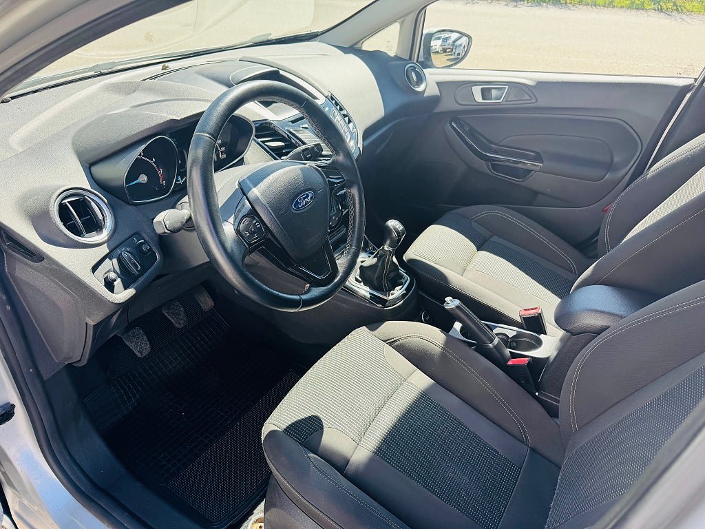 Vehicle Image 8