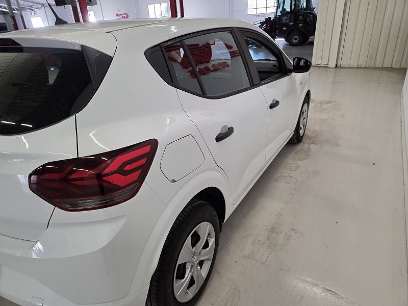 Vehicle Image 6