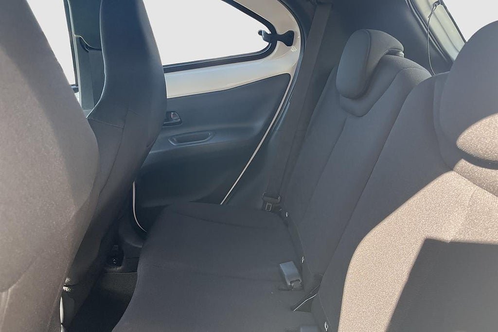 Vehicle Image 9