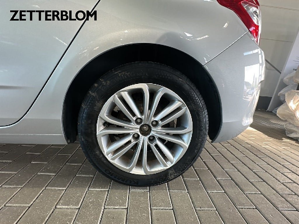 Vehicle Image 13
