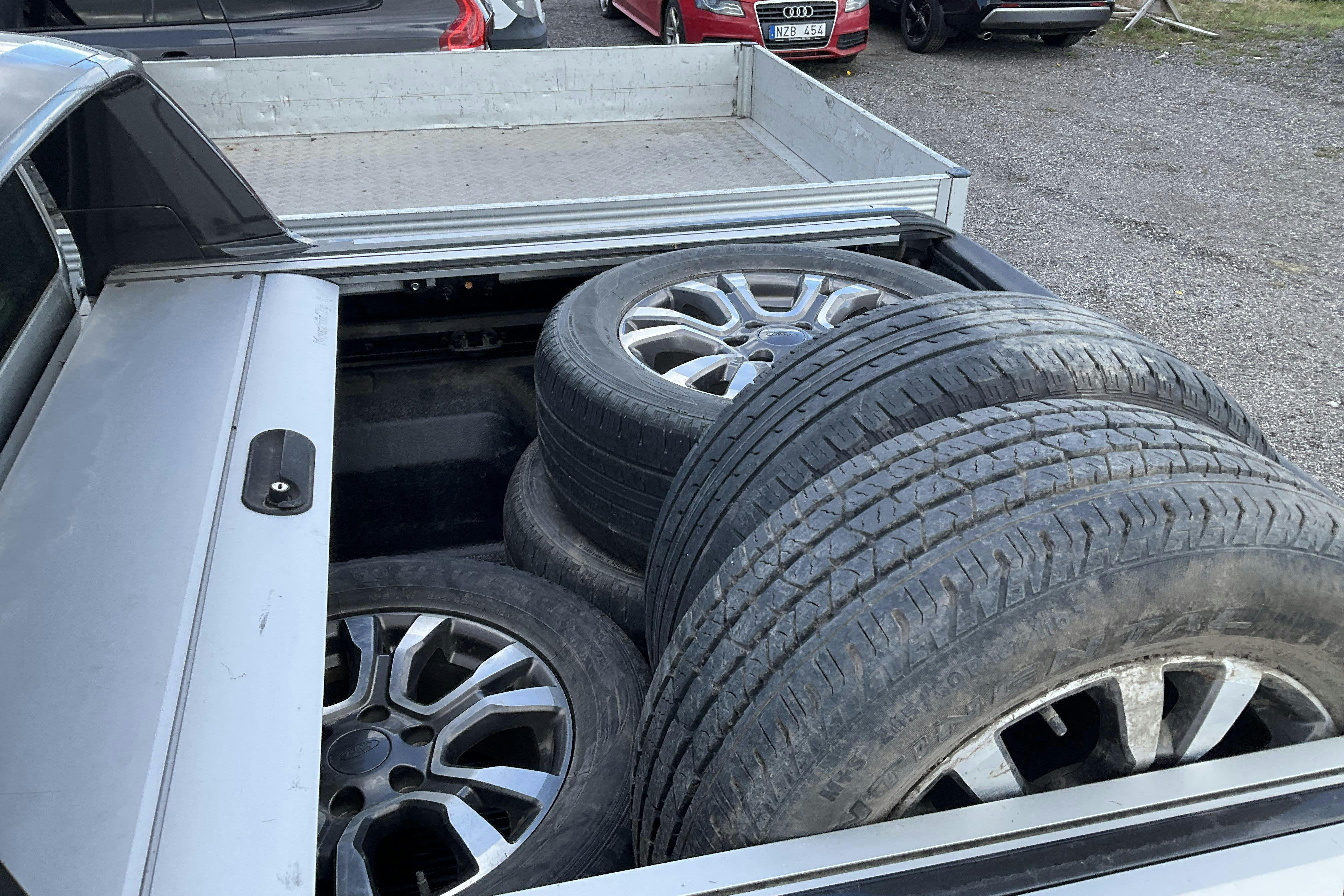 Vehicle Image 8