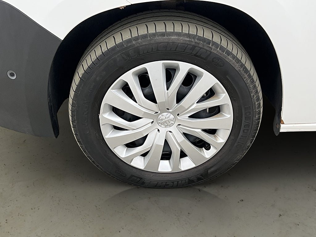 Vehicle Image 32