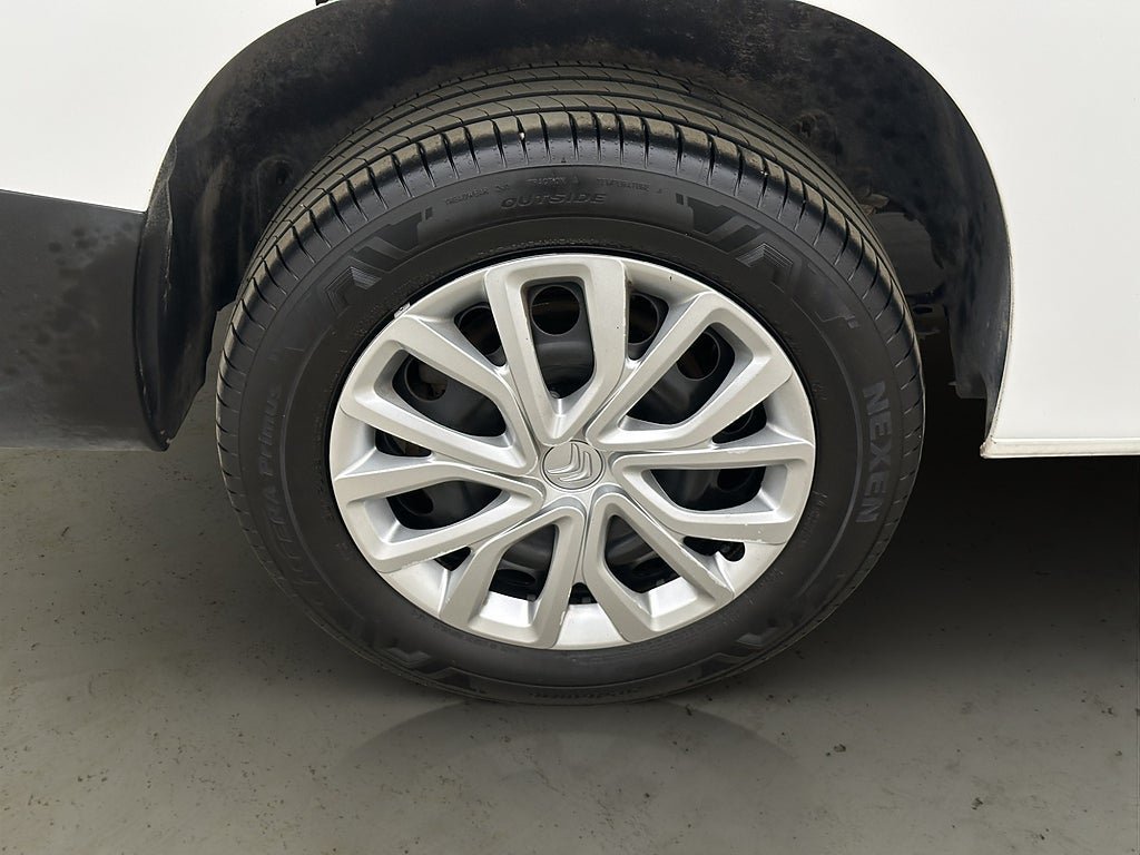 Vehicle Image 32