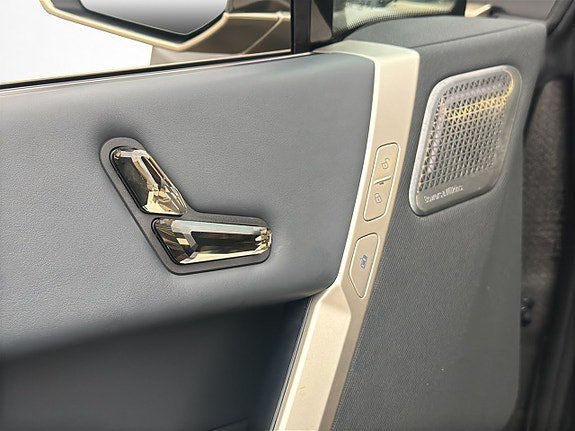 Vehicle Image 24