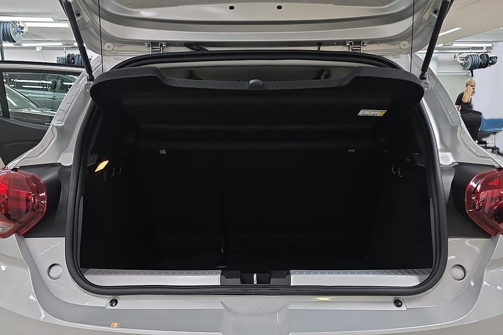 Vehicle Image 12