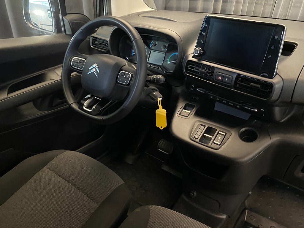 Vehicle Image 32
