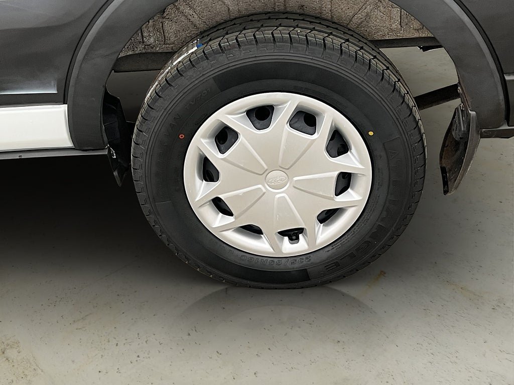 Vehicle Image 32