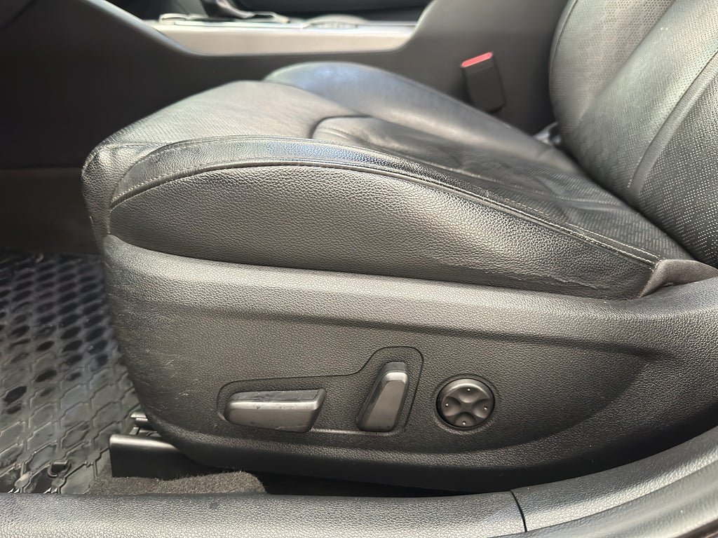 Vehicle Image 25