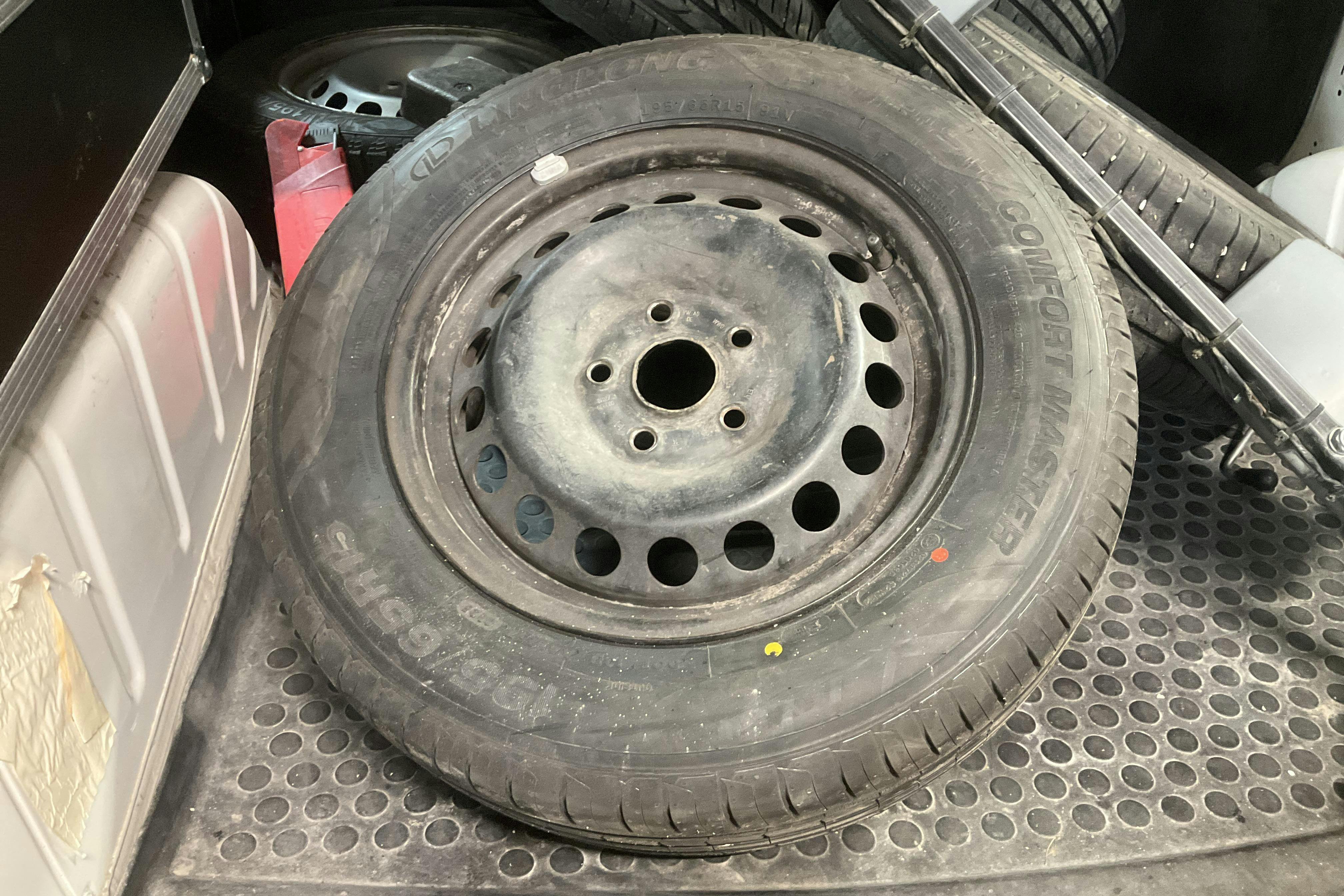 Vehicle Image 12