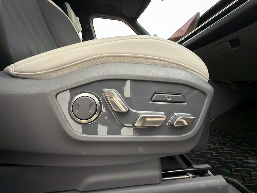 Vehicle Image 24