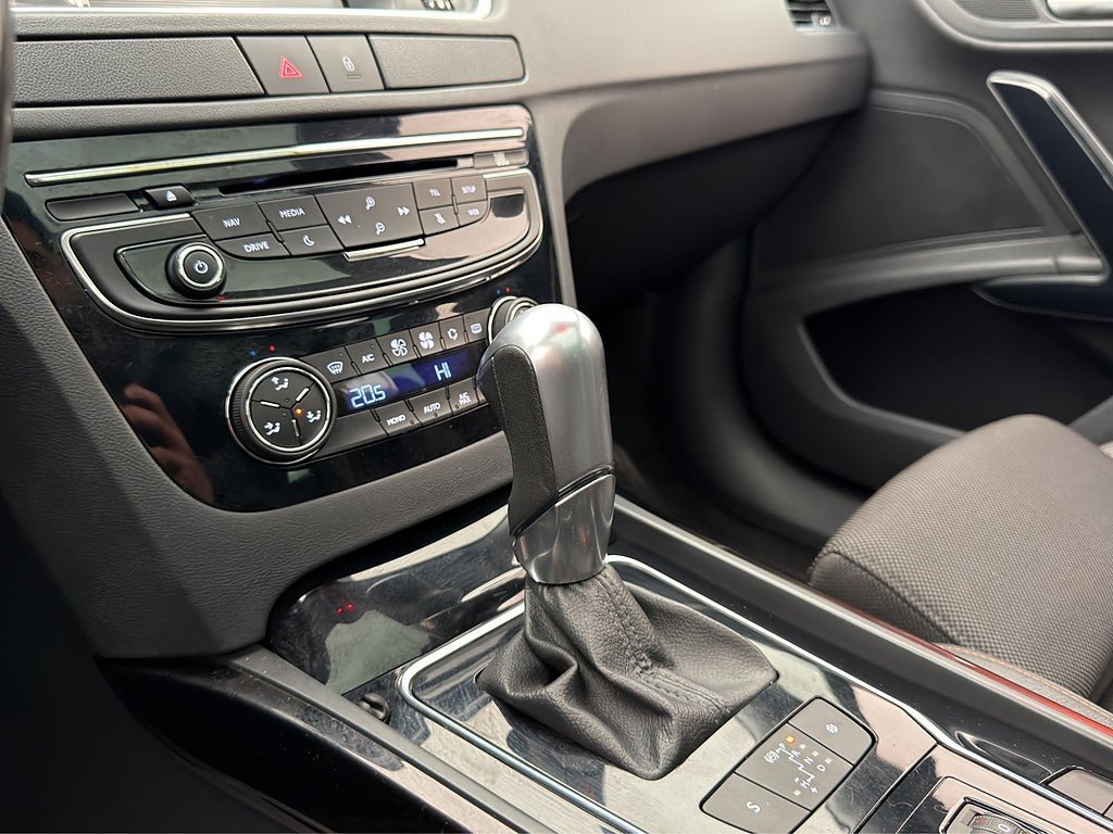 Vehicle Image 25