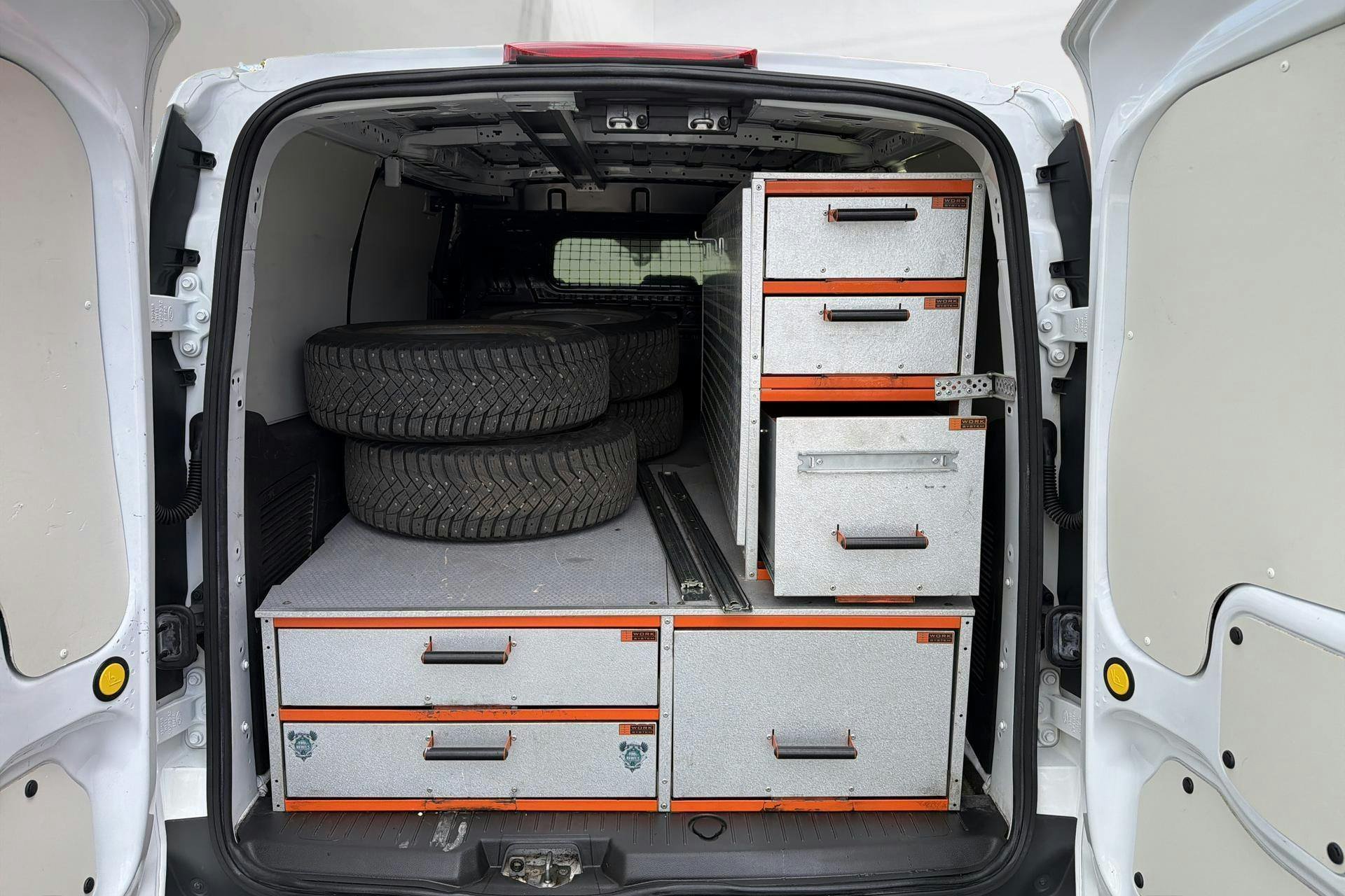 Vehicle Image 9