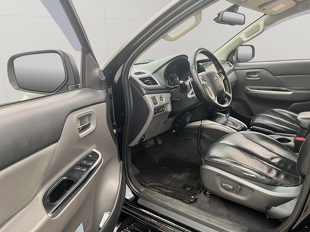 Vehicle Image 14