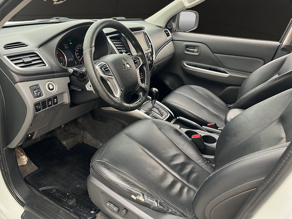 Vehicle Image 16