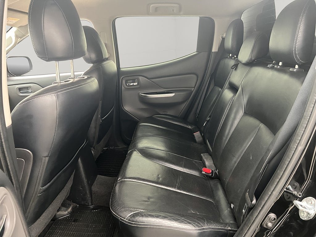 Vehicle Image 32