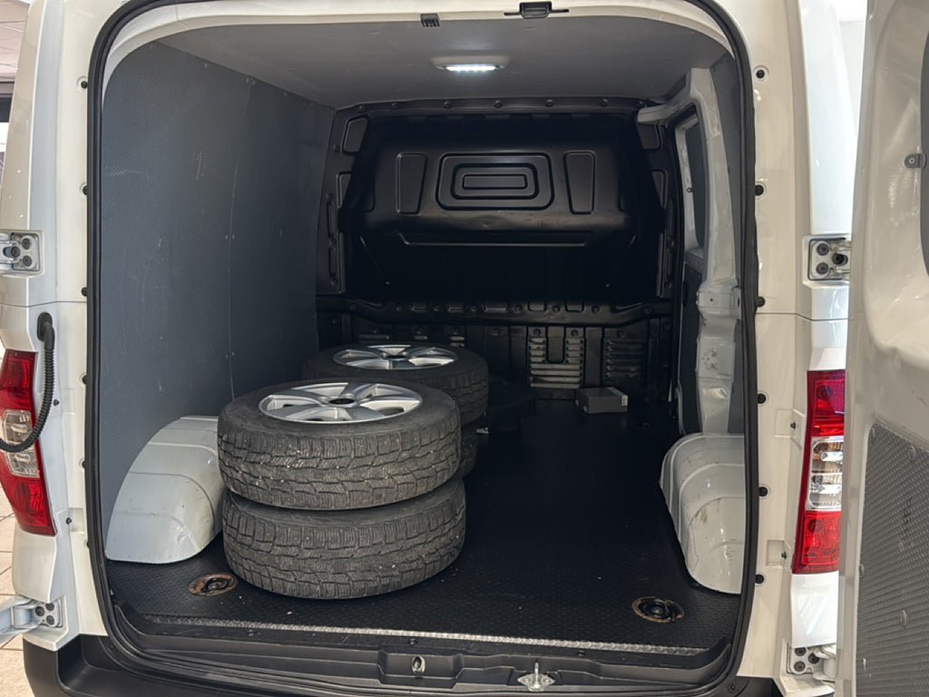 Vehicle Image 8