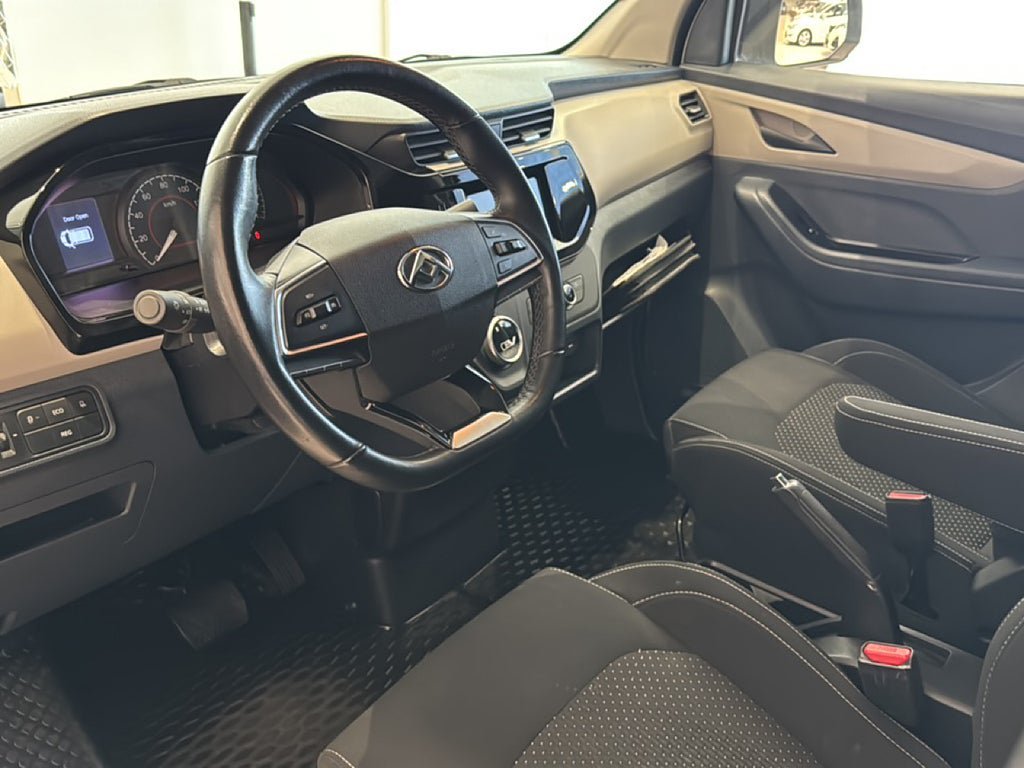 Vehicle Image 12