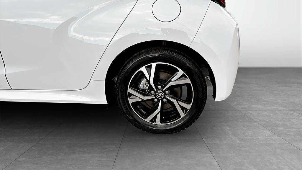 Vehicle Image 6