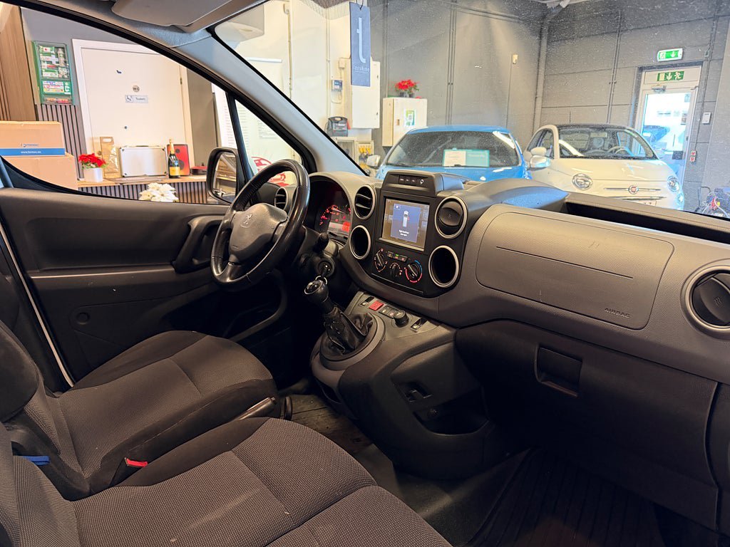 Vehicle Image 16