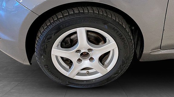 Vehicle Image 9