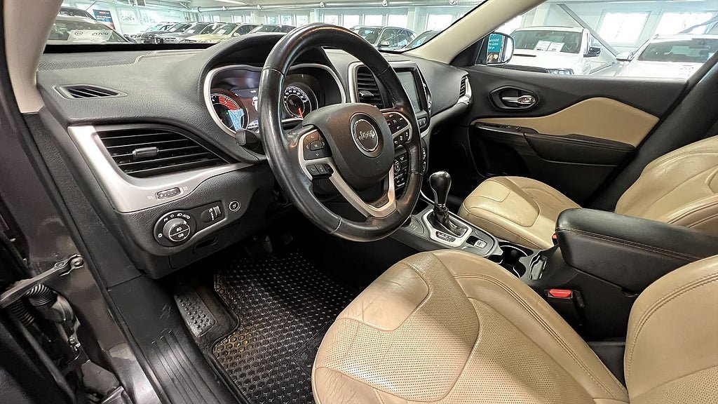 Vehicle Image 10