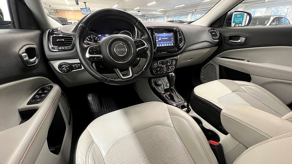 Vehicle Image 9