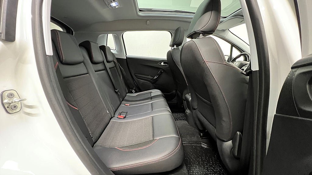 Vehicle Image 16