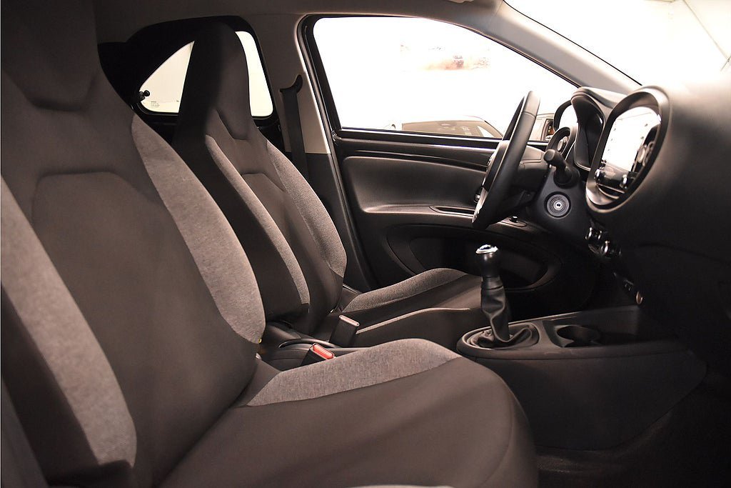 Vehicle Image 12