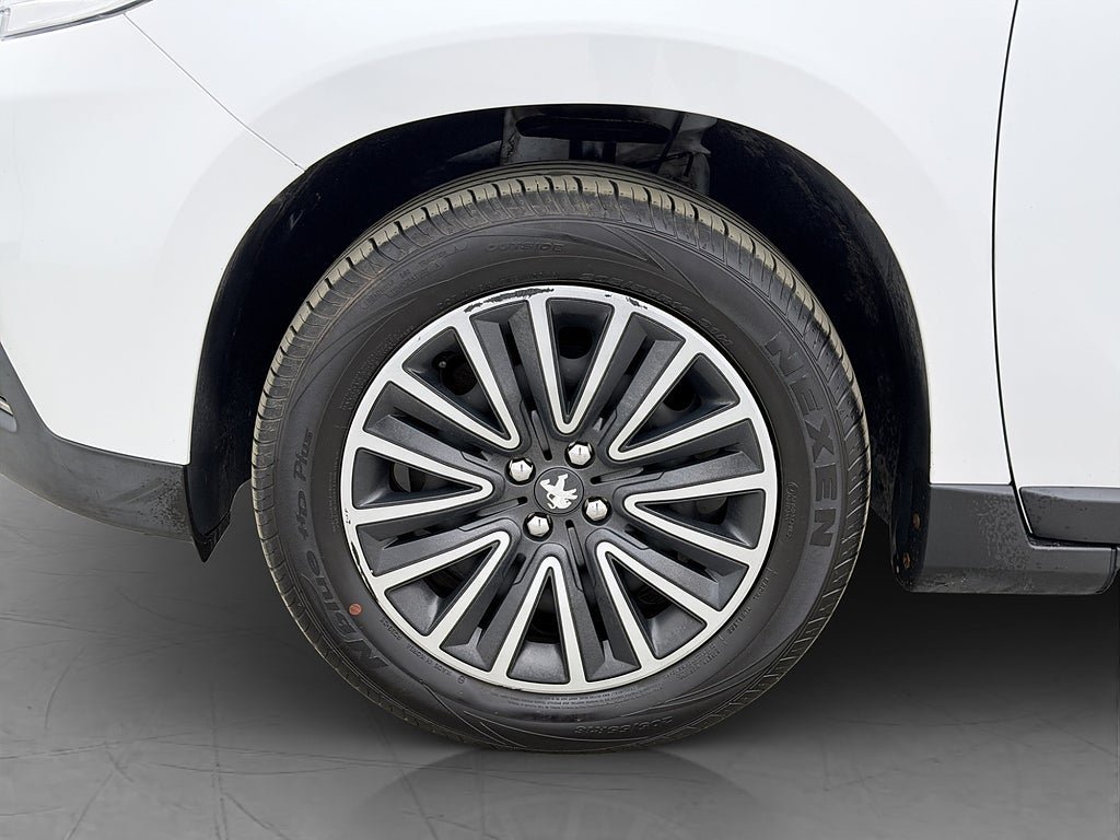 Vehicle Image 25
