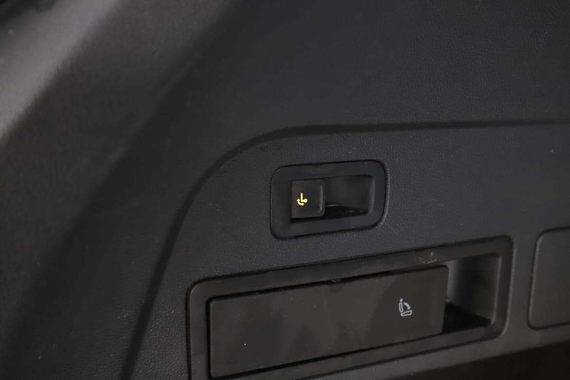 Vehicle Image 25
