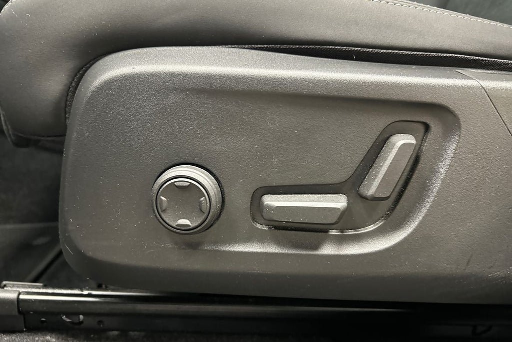 Vehicle Image 25