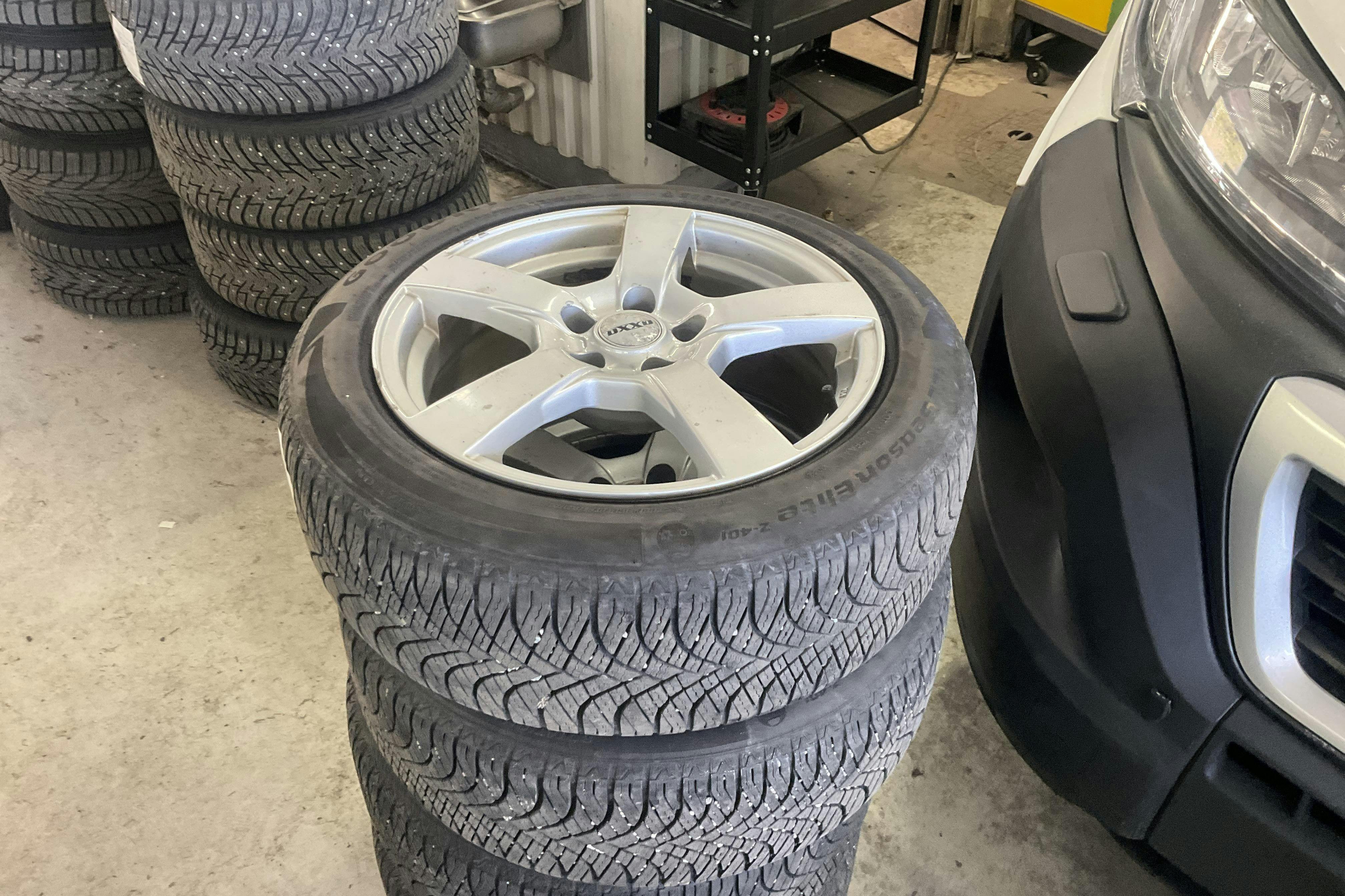 Vehicle Image 12