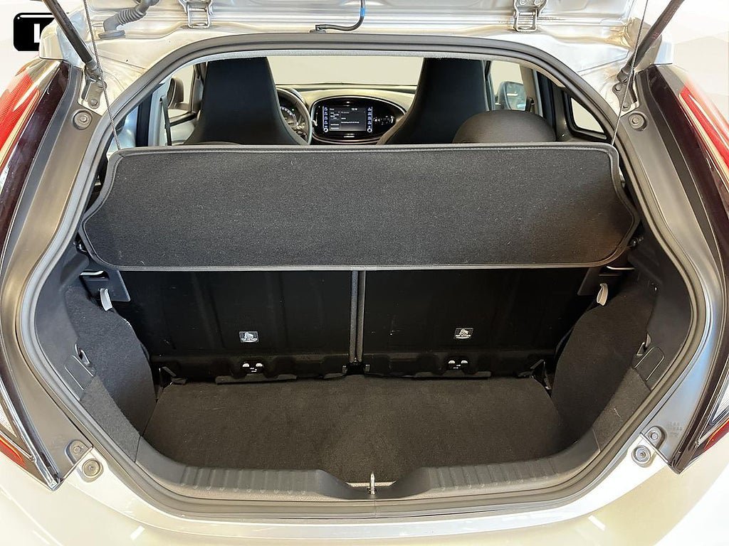 Vehicle Image 12