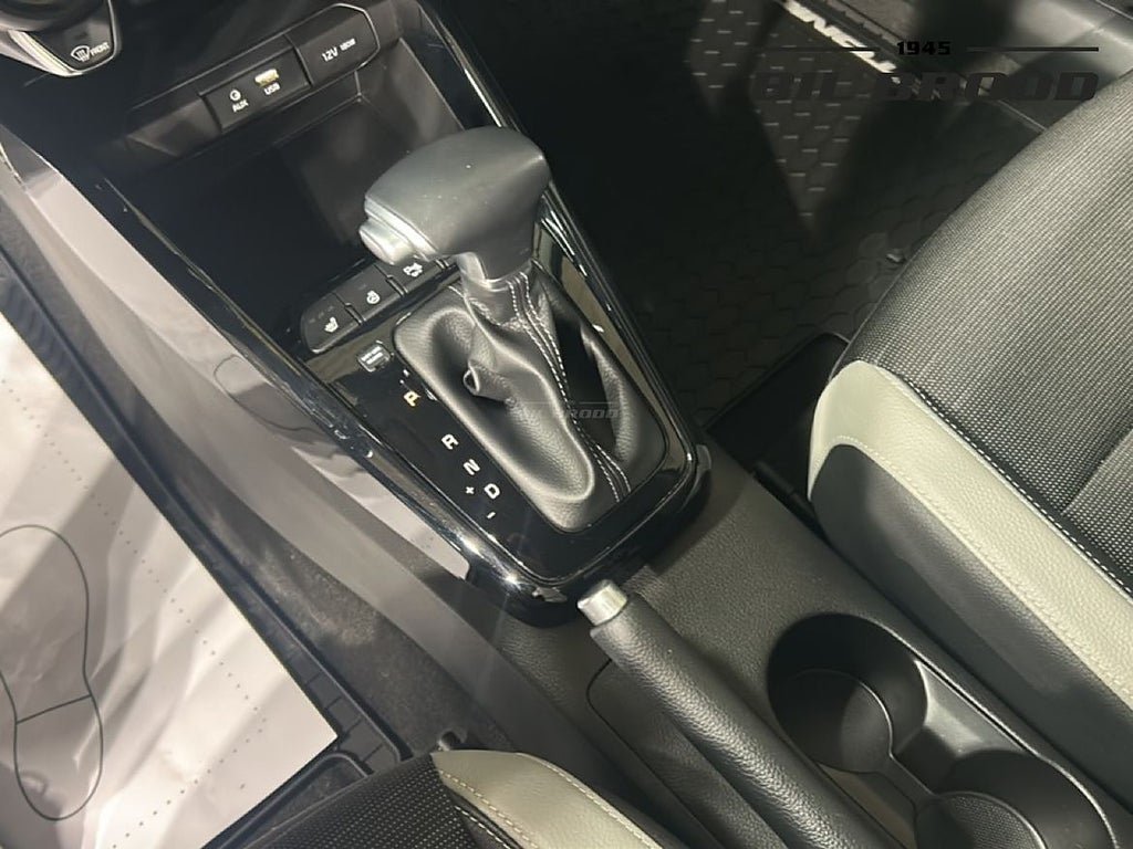 Vehicle Image 12