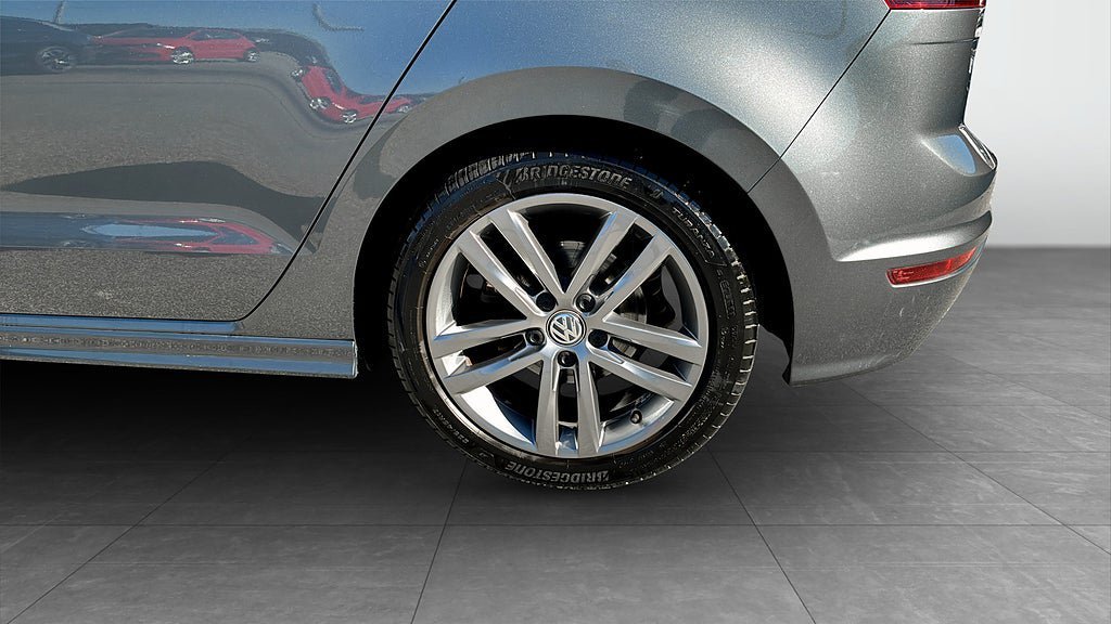 Vehicle Image 6