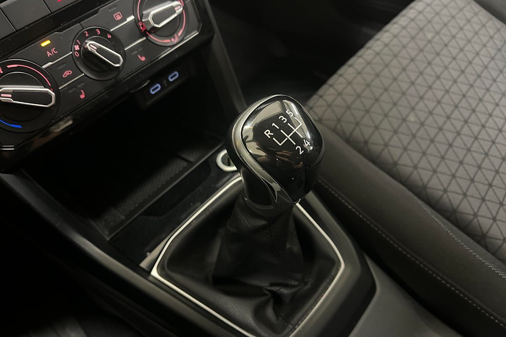Vehicle Image 25