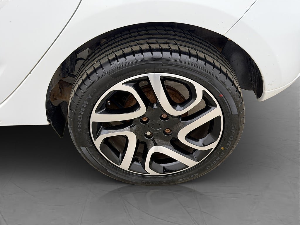 Vehicle Image 23