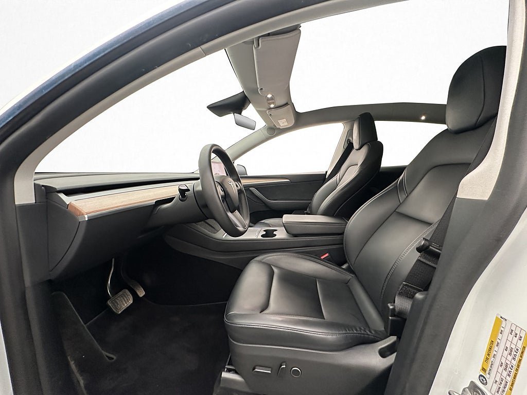 Vehicle Image 25