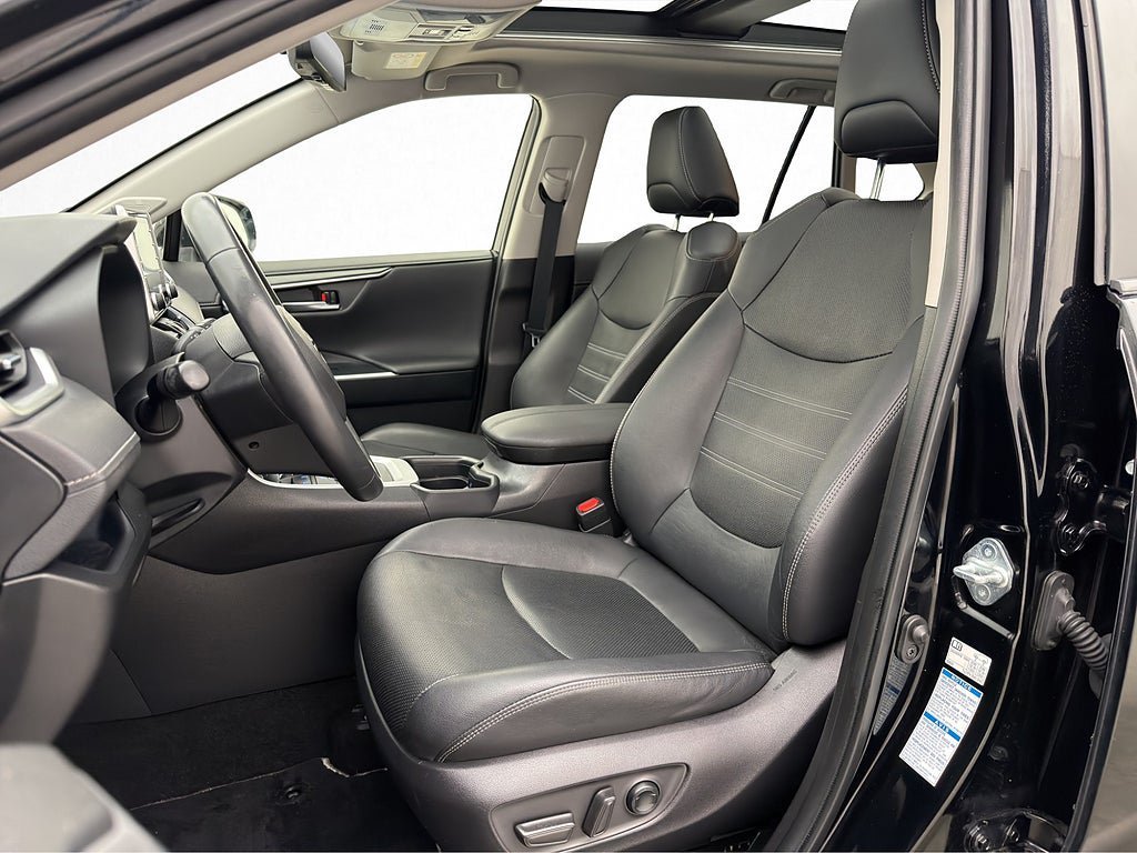 Vehicle Image 25