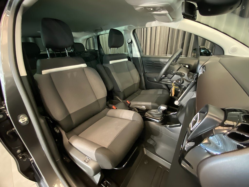 Vehicle Image 9