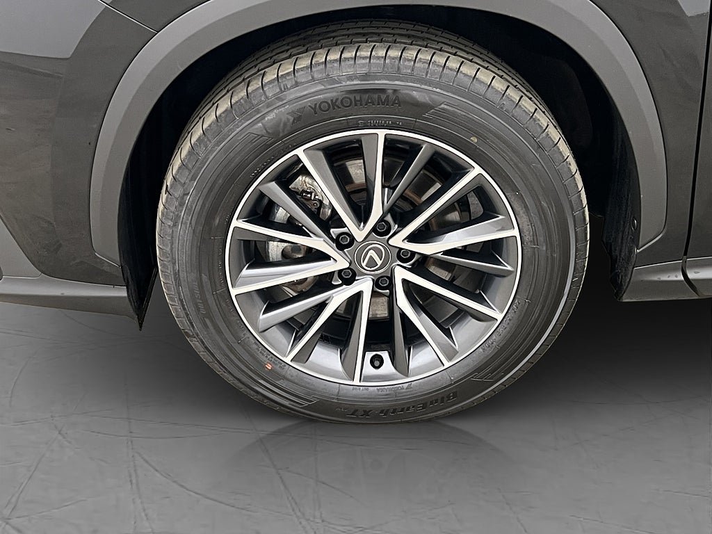 Vehicle Image 25