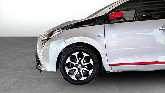 Vehicle Image 9