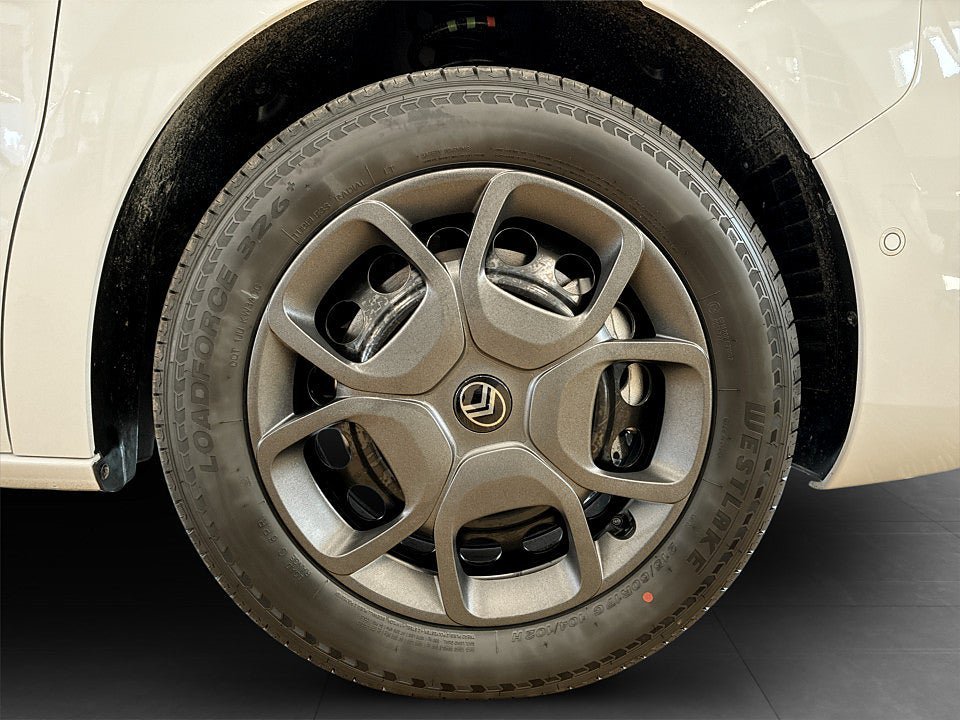Vehicle Image 8