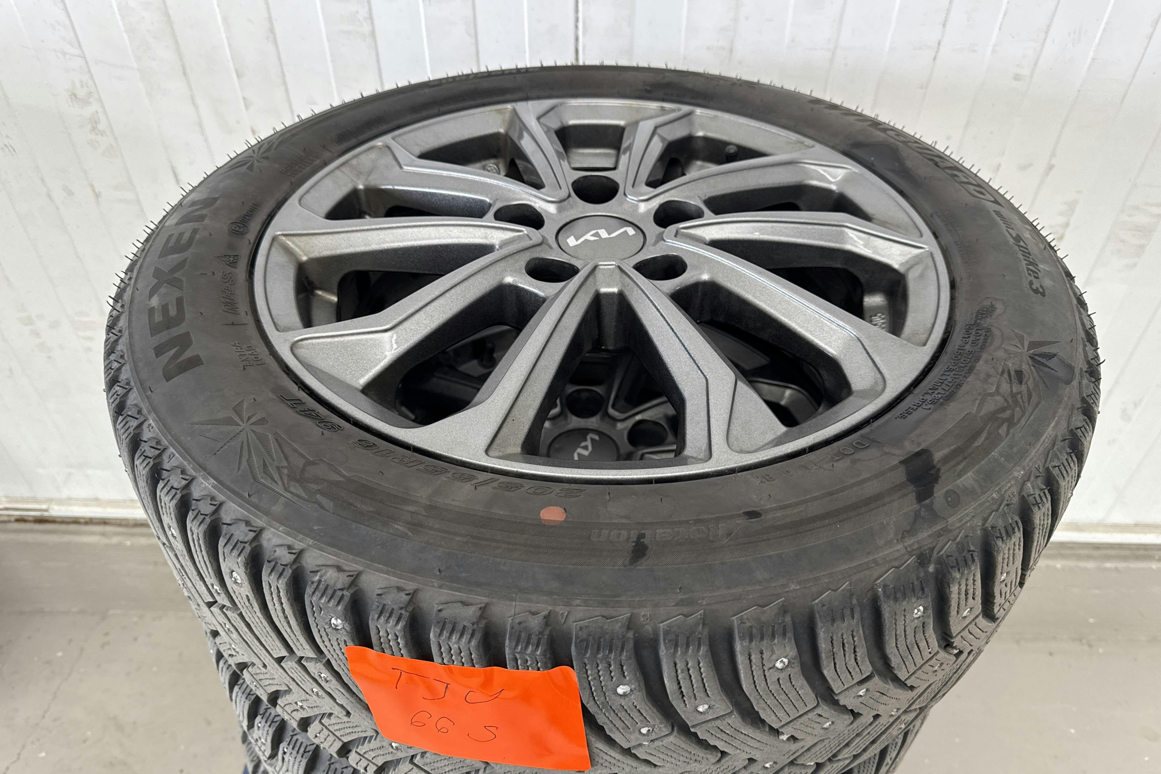 Vehicle Image 16