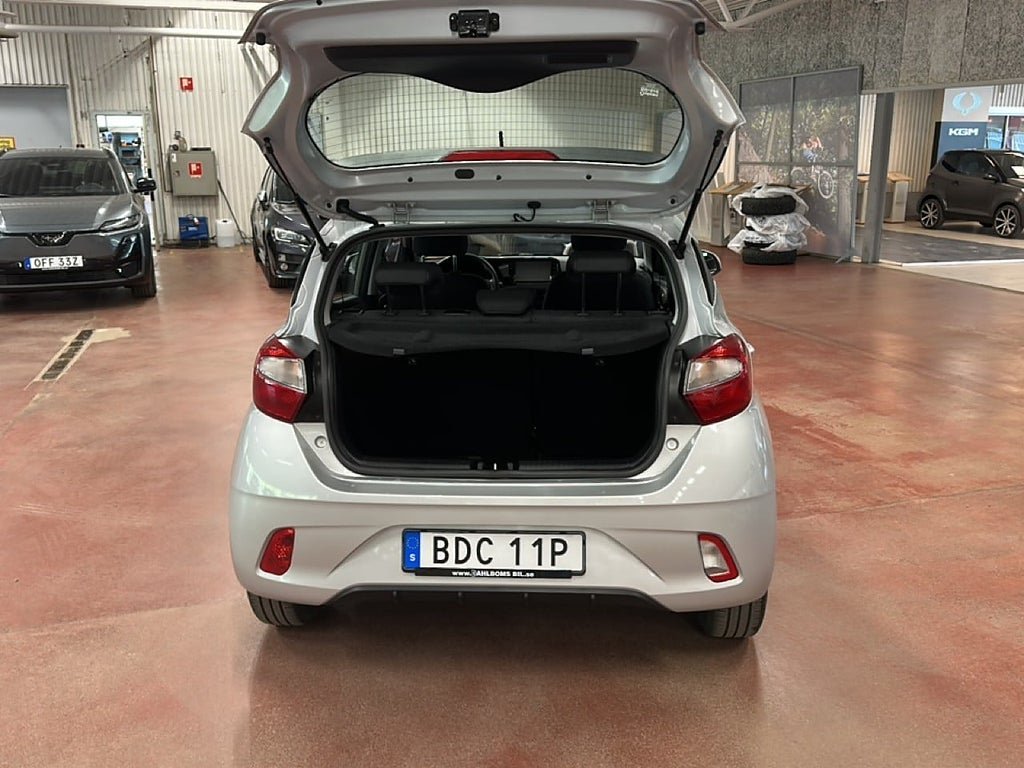 Vehicle Image 9