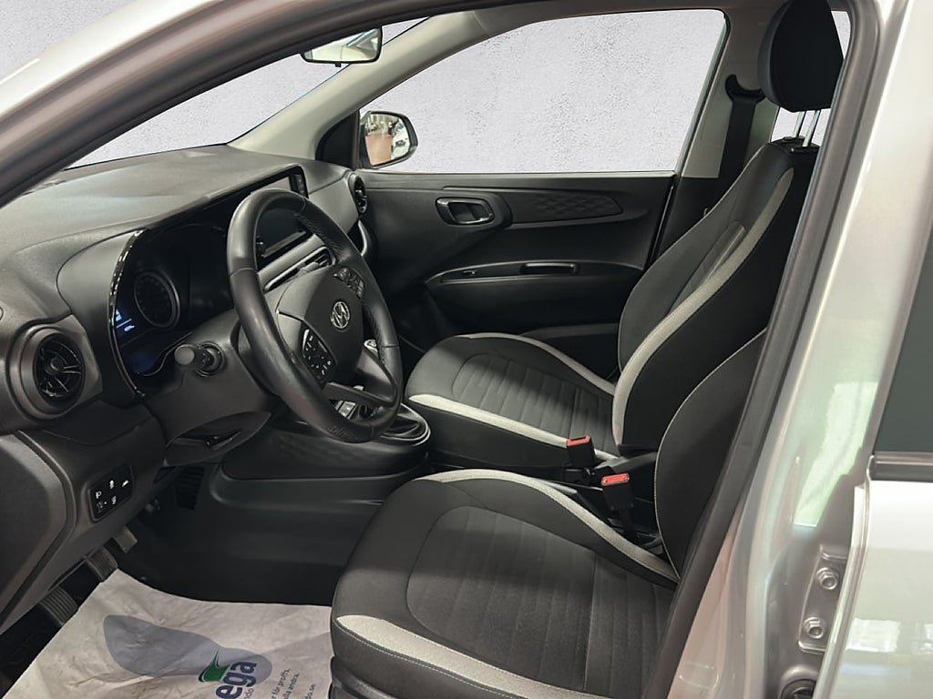 Vehicle Image 10