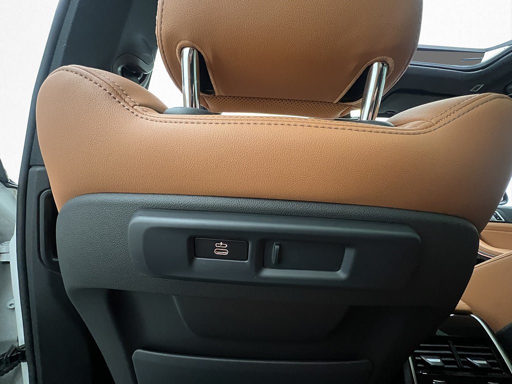 Vehicle Image 32