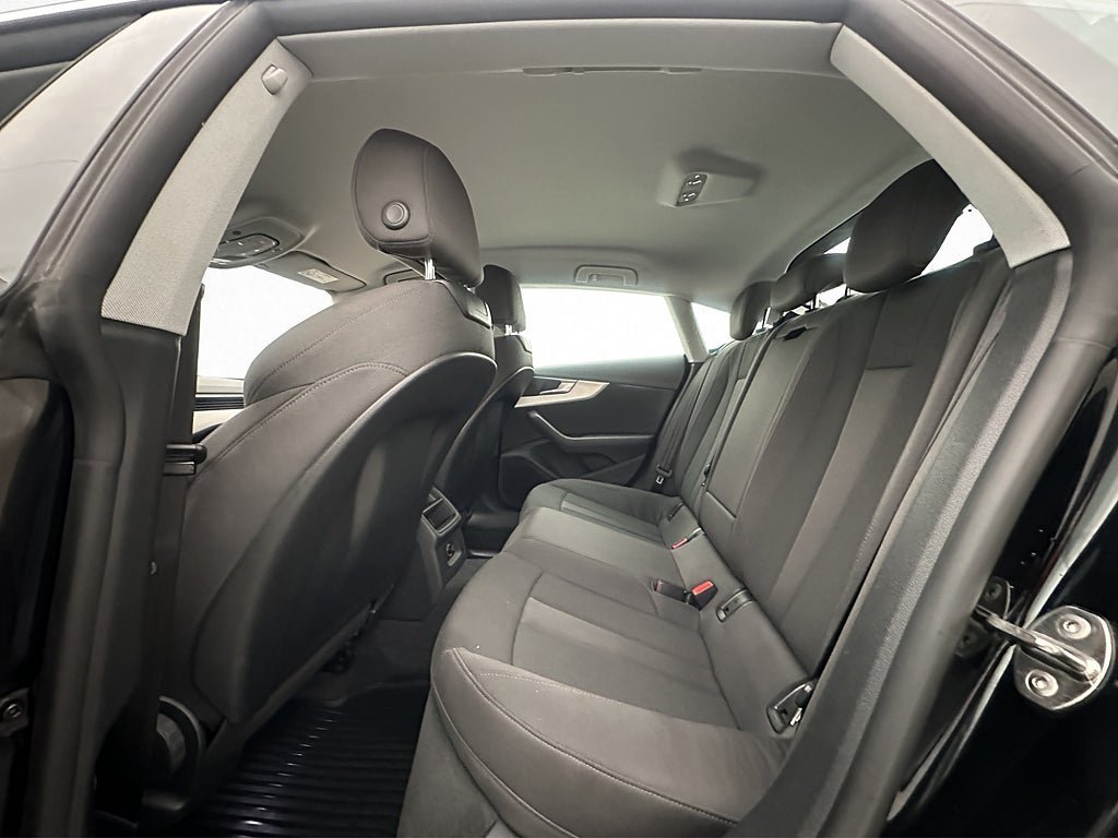 Vehicle Image 25