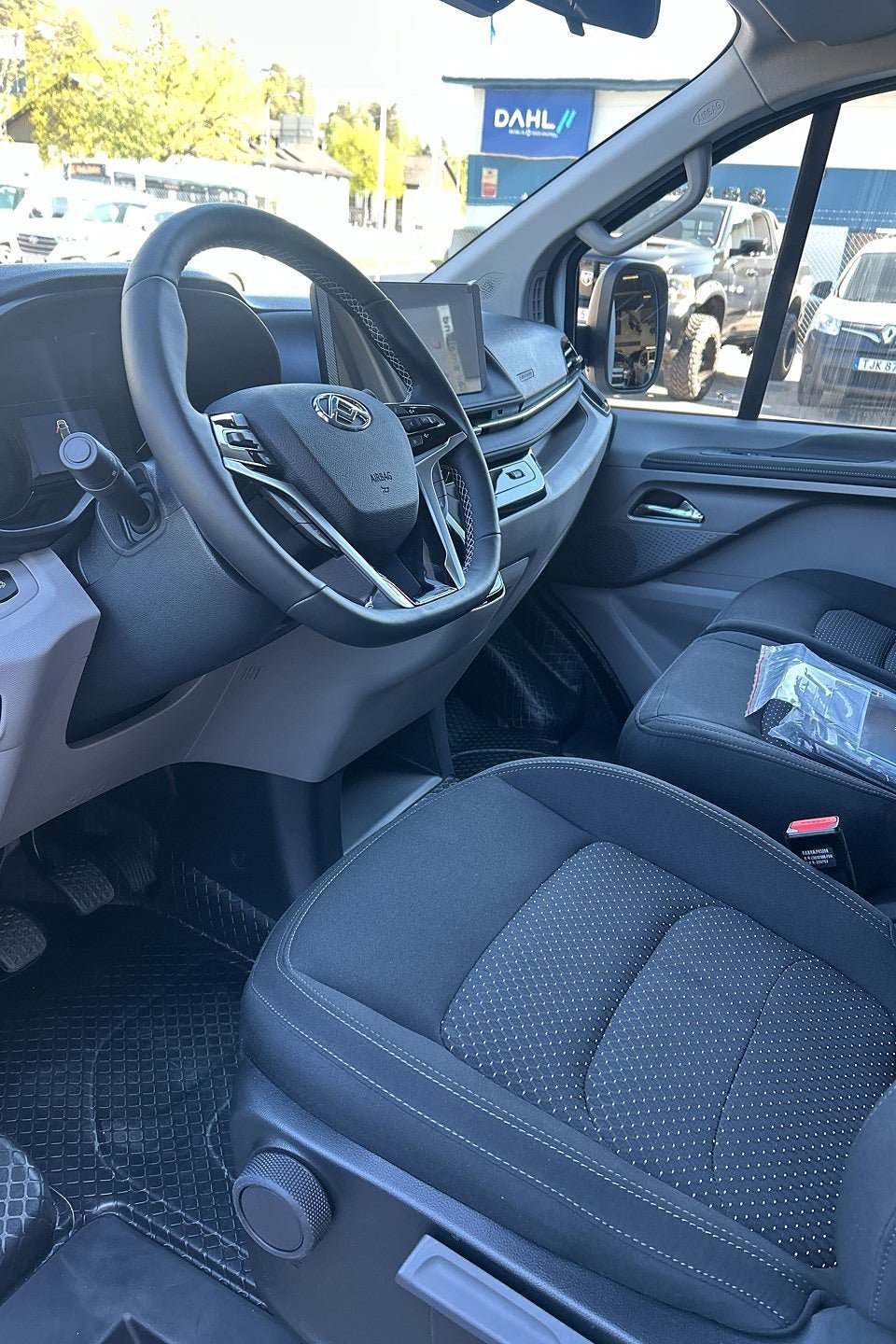 Vehicle Image 9